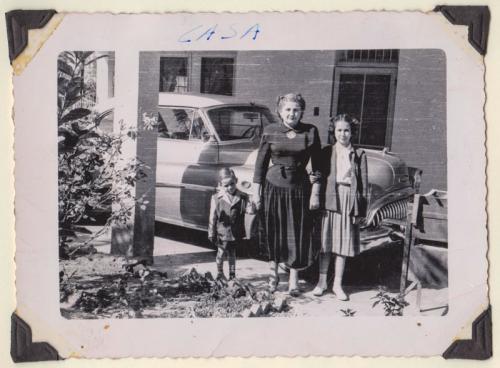Casa de la Fam. Zárate Morales. Al centro Ma. Angelina Morales de Zárate. Febrero de 1953.