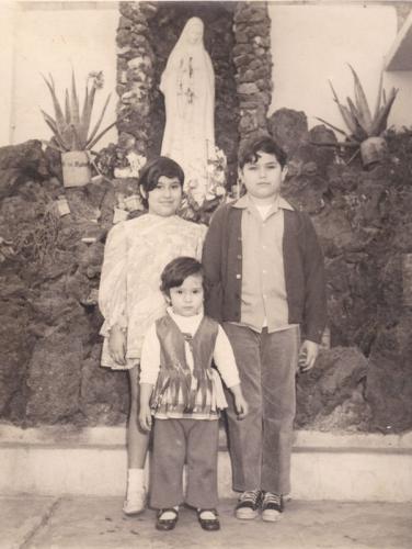 Chato Ramiro Bibi y Mariza Zárate. Frente a la imagen de la virgen que en 1971 decían que se movía.