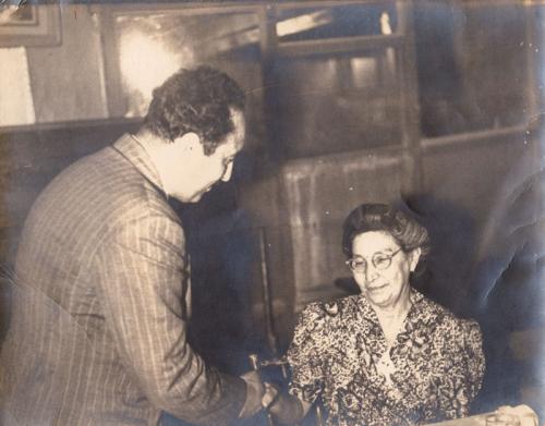 El Lic. Hugo Pedro González saluda a la Profra. Emilia Cantú de Zárate. Sep. 27 de 1944.