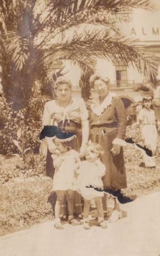 Emilia Cantú de Zárate con su nuera Angelina y nietas Bertha Alicia y Ma. Angelina en Guadalajara. 1945.