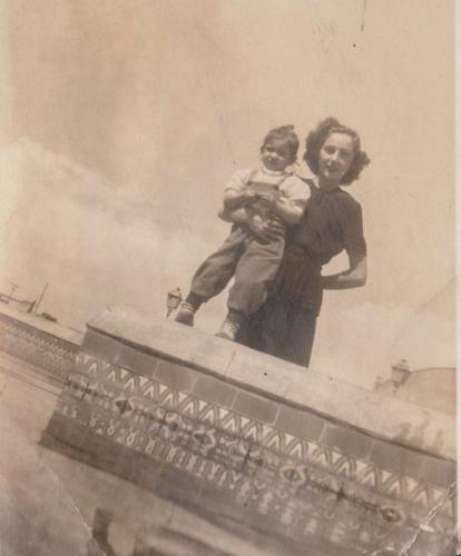 En la fuente de la Plaza Primero de Mayo. 1946.