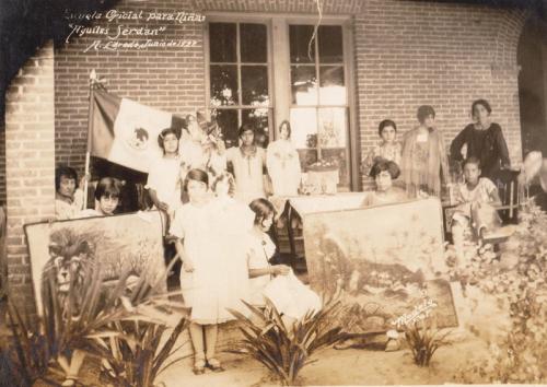 Esc. Oficial para Niñas Aquiles Serdán. N. Laredo junio de 1927.