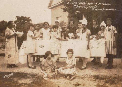 Esc. Sup. para Niñas Aquiles Serdán N. Laredo. Junio de 1927.