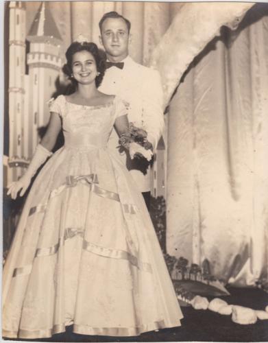 Graduación del Colegio Ursulinas Laredo Tx. Ma. Angelina Zárate Morales y Arturo Garza Elizondo. Mayo 1959.