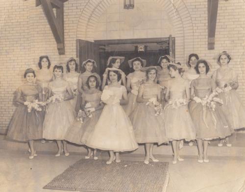 Grupo de damitas en evento social. Década de 1950.
