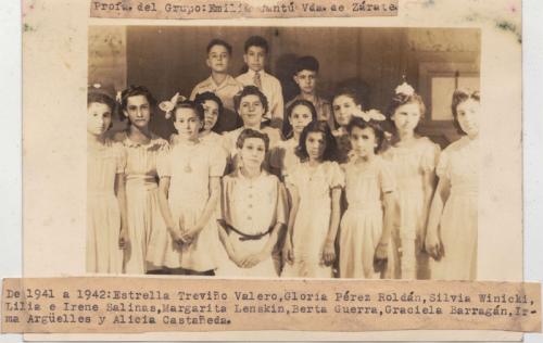 Grupo de sexto grado del Colegio Serafín Pena con su maestra Emilia Cantú. Ciclo 1941 1942.