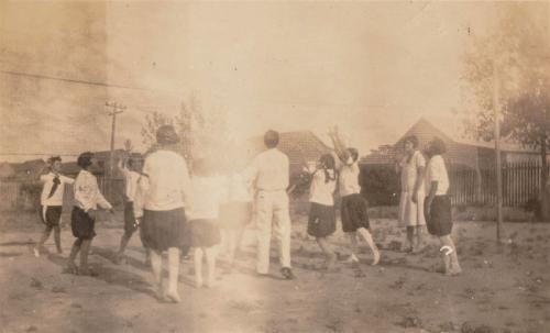 Jugando al Voleibol en la Esc. Aquiles Serdán. Nuevo Laredo ca. 1926.