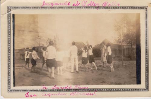 Jugando voleibol. Esc. Aquiles Serdán Nuevo Laredo Tamps.