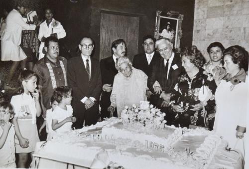La Profra. Emilia Cantú de Zárate con el pastel conmemorativo de su 75 aniversario de labor magisterial. Oct. de 1975.
