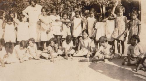 La Profra. Emilia Cantú y su grupo de primer grado Esc. Aquiles Serdán. Oct. de 1928.