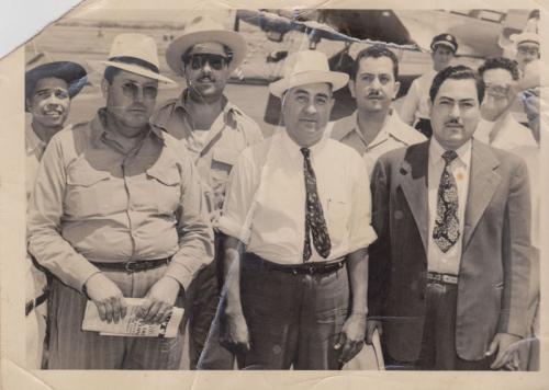 Llegada del Lic. Ramiro Zárate Cantú al campo aéreo. N. Laredo a 4 de agosto de 1944.
