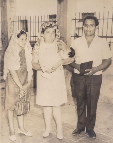 Ma. Angelina M. de Zárate como madrina de bautizo.