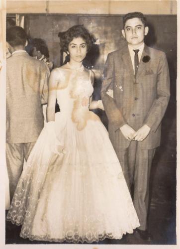 Martha Alicia Flores en su baile de graduación acompañada de Ramiro Zárate Morales.