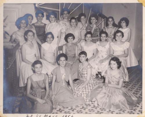 Mayo 23 de 1956. Cumpleaños de Ma. Angelina Zárate Morales al centro.
