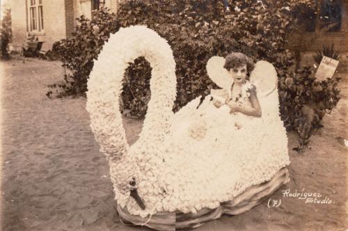 Niña Cisne. Escuela Aquiles Serdán. 1929.