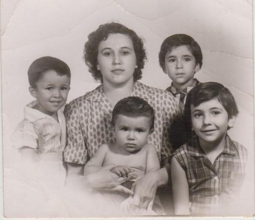 Olga Morales de Solís y sus hijos. Julio 7 de 1959.