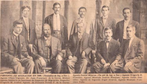 Personal de Migración en Nuevo Laredo 1908. Fondo Fam. Zárate.