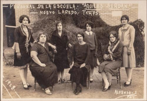 Personal de la Esc. Aquiles Serdán. Nuevo Laredo Tamps. 1928.