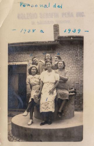 Personal del Colegio Serafín Pena. Al centro la Profra. Emilia Cantú de Zárate. 1938 1939.