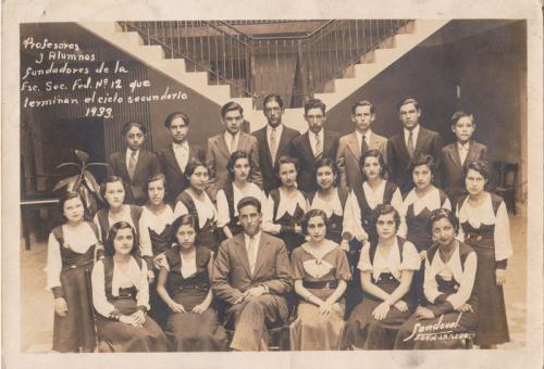 Profesores y alumnos fundadores de la Esc. Sec. Federal No. 12 que terminaron el ciclo secundario en 1933.
