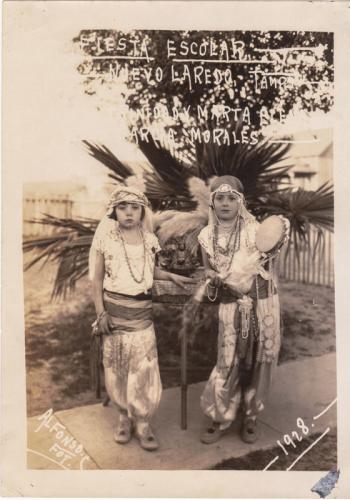 Trinidad y Martha Elena G. Morales disfrazadas para un festival escolar. Marzo 14 de 1928.
